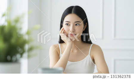 女性　ビューティー　美容　メイク　スキンケア 131362378