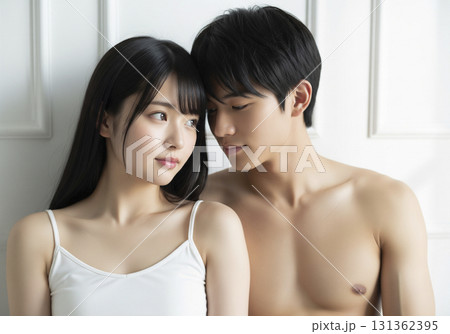 親密な関係の男女 131362395