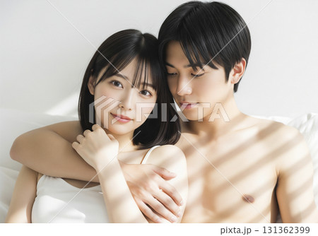 親密な関係の男女 131362399