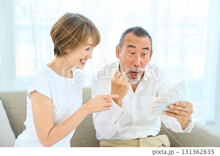 宝くじの当たり外れを見るシニア 宝くじの当たり外れを見るシニア 131362635