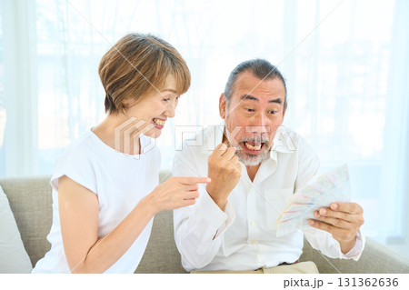 宝くじの当たり外れを見るシニア 宝くじの当たり外れを見るシニア 131362636