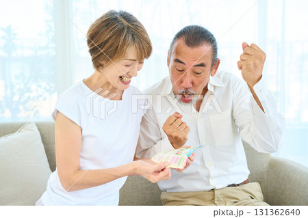 宝くじの当たり外れを見るシニア 131362640