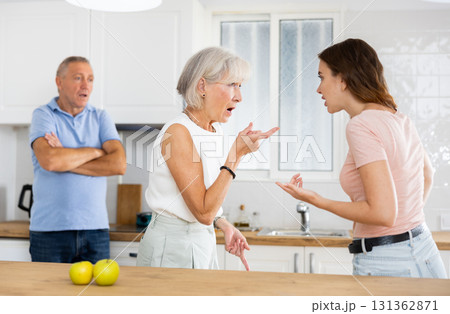 The daughter arguing 131362871