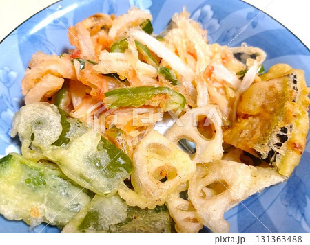 家庭の天ぷら(かき揚げ、レンコン、ピーマン、カボチャ) 131363488