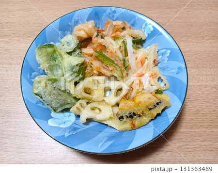 家庭の天ぷら(かき揚げ、レンコン、ピーマン、カボチャ) 131363489