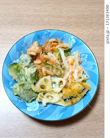 家庭の天ぷら(かき揚げ、レンコン、ピーマン、カボチャ) 家庭の天ぷら(かき揚げ、レンコン、ピーマン、カボチャ) 131363490