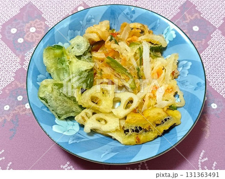 家庭の天ぷら(かき揚げ、レンコン、ピーマン、カボチャ) 131363491