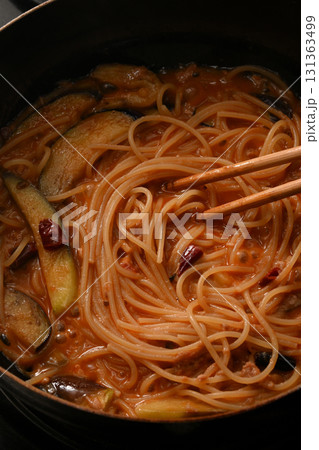 調理中の茄子とツナのトマトソースパスタ 131363499