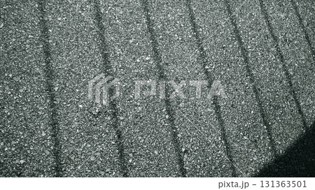 アスファルトに落ちた影 131363501