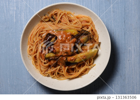 ナスとツナのトマトソースパスタ 131363506