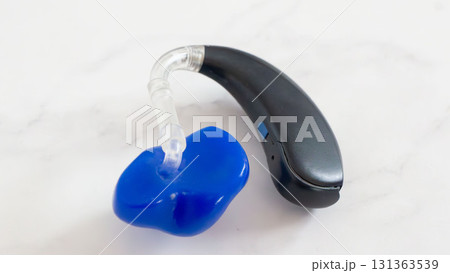 耳かけ型補聴器のアップ 131363539