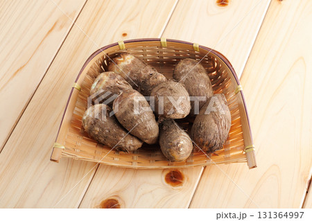 新鮮な泥付き里芋 131364997