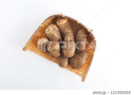 新鮮な泥付き里芋 131365004