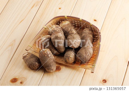 新鮮な泥付き里芋 131365057