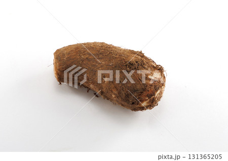 新鮮な泥付き里芋 131365205