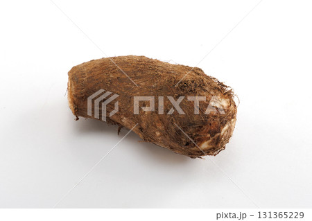 新鮮な泥付き里芋 131365229