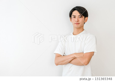 腕組みするオーバーサイズtシャツ姿の笑顔のアジア人男性 腕組みするオーバーサイズtシャツ姿の笑顔のアジア人男性 131365348