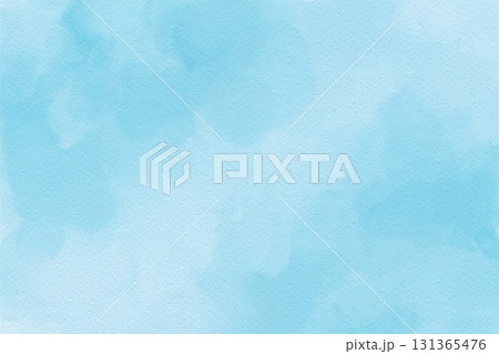 淡い水色のグラデーションが広がる水彩テクスチャ背景 131365476