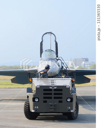 トーイングされる航空自衛隊F-2戦闘機 131365530