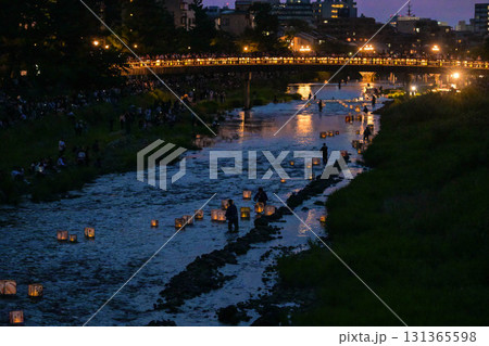 情緒豊かな加賀友禅燈ろう流し 131365598