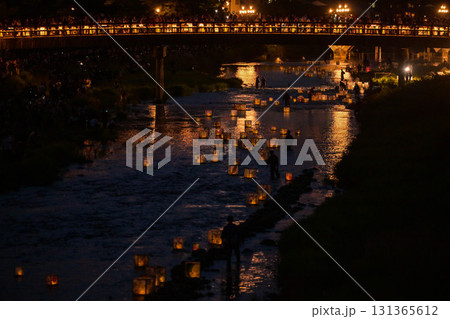 情緒豊かな加賀友禅燈ろう流し 131365612