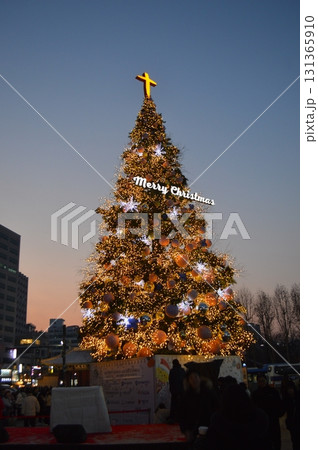 韓国ソウル市内の夕暮れのクリスマスツリー 131365910