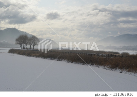 韓国楊口　極寒の破虜湖の湖面が凍結した雪景色 131365916