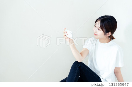 スマホを使う女性 131365947