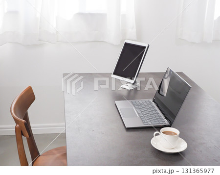 机の上のノートパソコンとタブレット 131365977