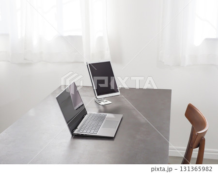 机の上のノートパソコンとタブレット 131365982