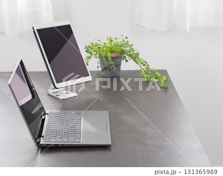 机の上のノートパソコンとタブレット 131365989
