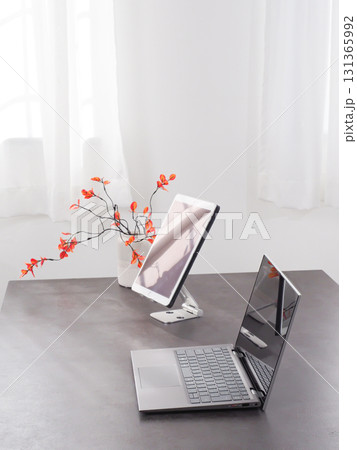 机の上のノートパソコンとタブレット 131365992
