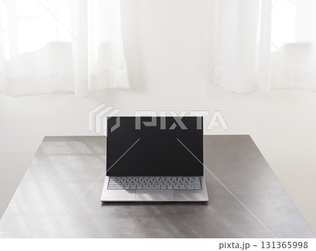 机の上のノートパソコン 机の上のノートパソコン 131365998