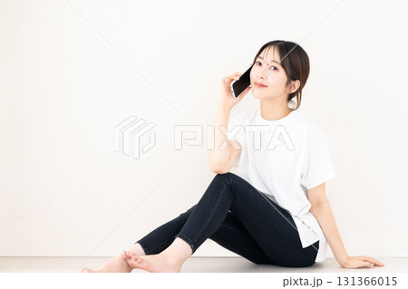 スマホを使う女性 スマホを使う女性 131366015