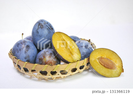 籠に盛られたプルーン 131366119