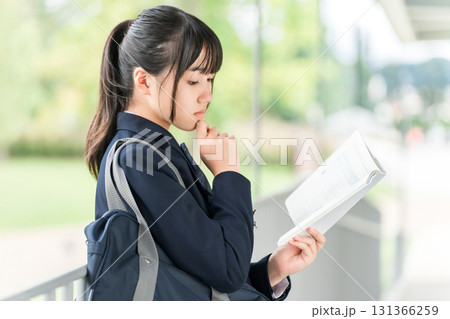 学校で参考書,教科書,問題集を見る受験生の女子高生,中学生,高校生 学校で参考書,教科書,問題集を見る受験生の女子高生,中学生,高校生 131366259