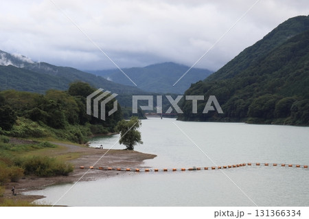 美和ダムから眺めるダム湖と分杭峠方面の景色 131366334
