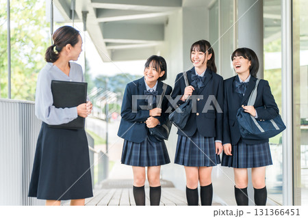 先生に挨拶する笑顔で校舎を歩く仲良しの女子学生(登校・下校・通学) 先生に挨拶する笑顔で校舎を歩く仲良しの女子学生(登校・下校・通学) 131366451