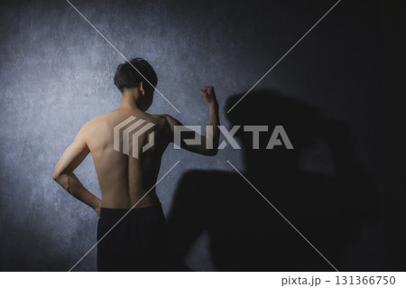 ダンベルで筋トレする男性 131366750