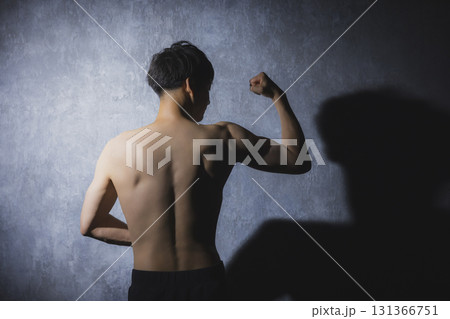 ダンベルで筋トレする男性 ダンベルで筋トレする男性 131366751