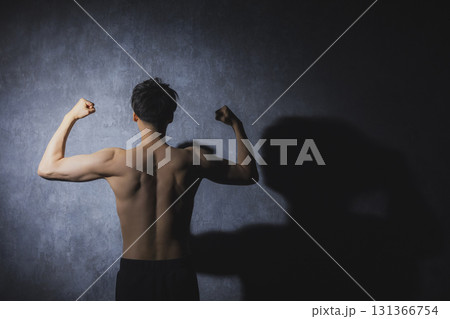 ダンベルで筋トレする男性 131366754