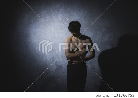 ダンベルで筋トレする男性 131366755