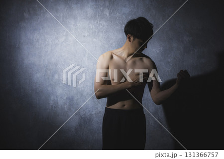 ダンベルで筋トレする男性 ダンベルで筋トレする男性 131366757