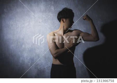 ダンベルで筋トレする男性 131366758