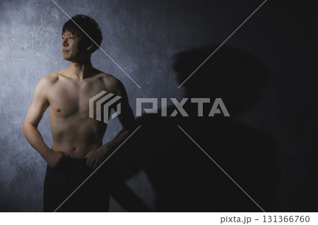 ダンベルで筋トレする男性 ダンベルで筋トレする男性 131366760