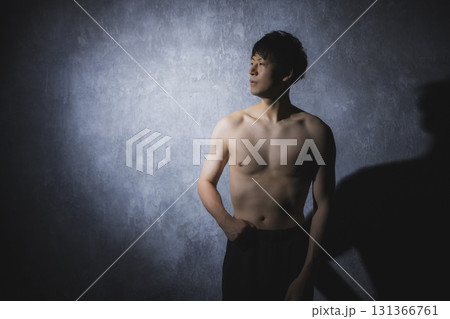 ダンベルで筋トレする男性 131366761