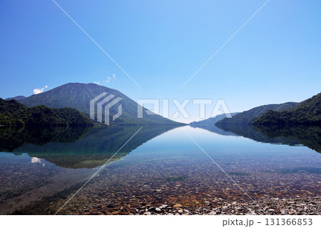 静寂の中禅寺湖に映る男体山の風景 131366853