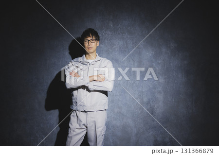 腕組みをする作業服の男性 131366879