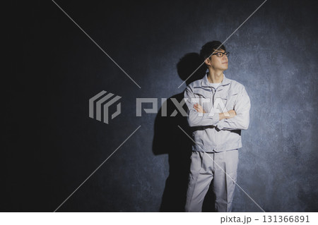 腕組みをする作業服の男性 腕組みをする作業服の男性 131366891