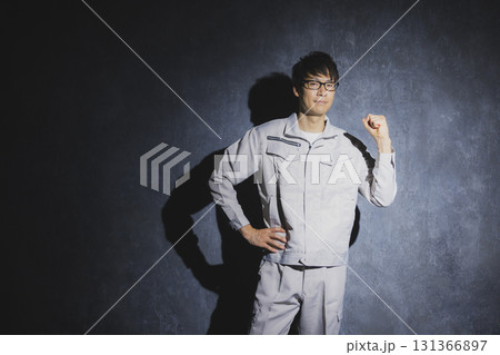 腕組みをする作業服の男性 131366897